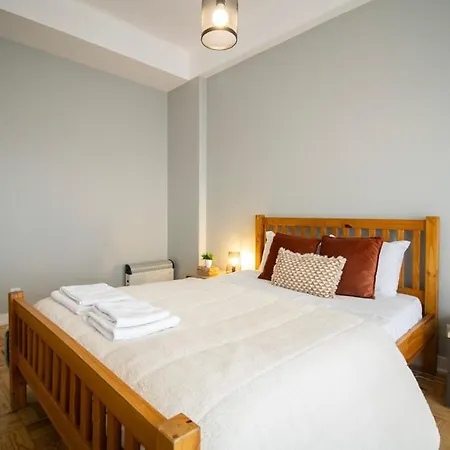 Sunny 4 Bedroom - With View Apartman