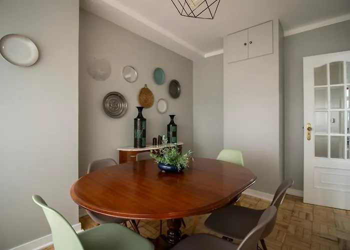 Sunny 4 Bedroom - With View דירה *