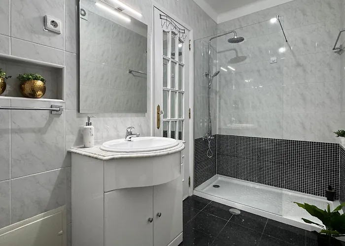 Sunny 4 Bedroom - With View דירה