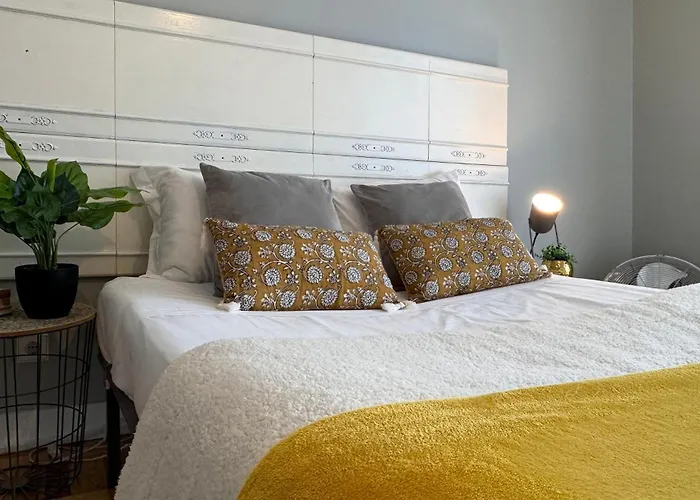 Sunny 4 Bedroom - With View דירה