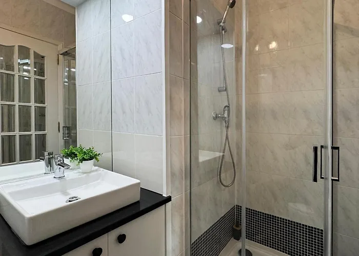 Sunny 4 Bedroom - With View דירה *