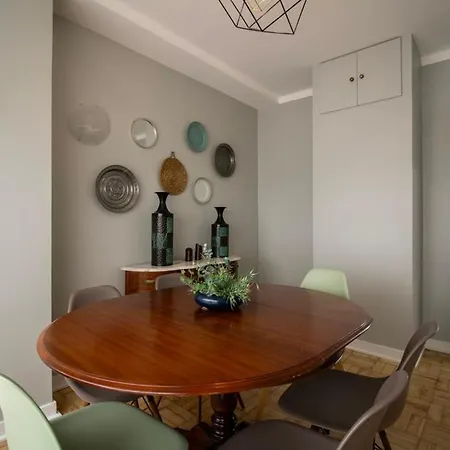 Sunny 4 Bedroom - With View Apartment *