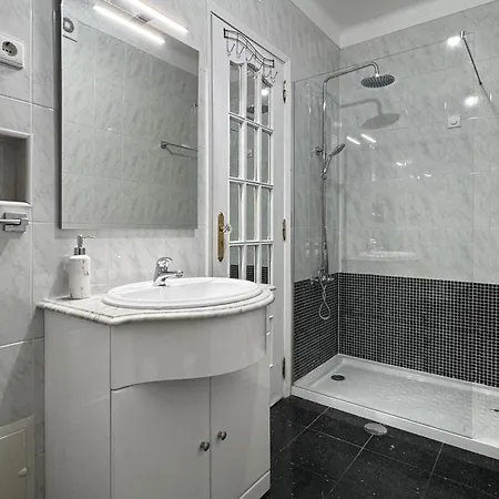Sunny 4 Bedroom - With View Apartment