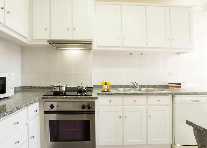 Sunny 4 Bedroom - With View דירה