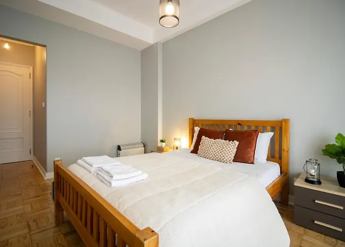 Sunny 4 Bedroom - With View דירה